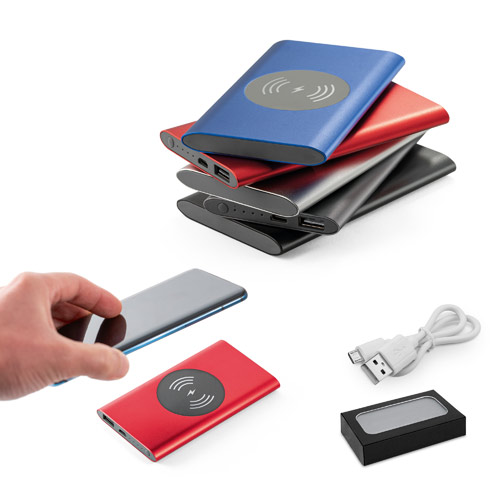 Banco de energía inalámbrico de colores rojo, azul y negro junto a un cable USB y un teléfono móvil.