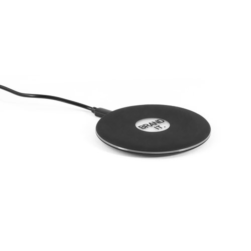 cargador inalámbrico redondo negro con cable sobre fondo blanco