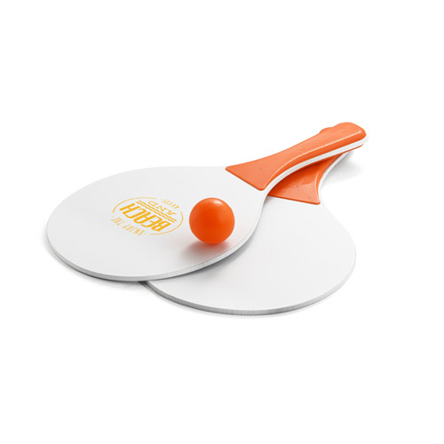 Dos palas de playa blancas con mango naranja y una pelota naranja sobre fondo blanco
