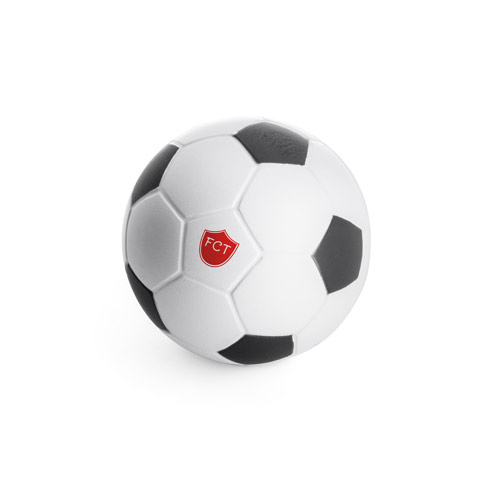 Balón de fútbol blanco y negro con un escudo rojo FCT en uno de sus pentágonos.