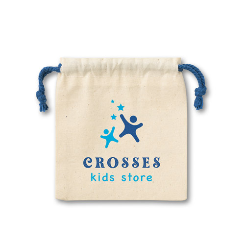 bolsa de tela con cordón y logotipo de dos figuras infantiles alcanzando estrellas sobre el texto CROSSES kids store