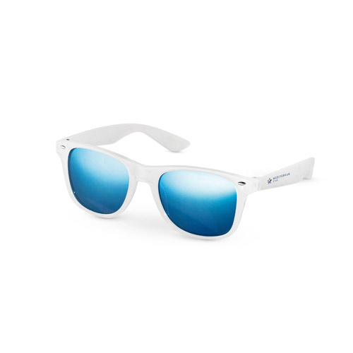 gafas de sol con montura blanca y lentes espejadas azules sobre fondo blanco