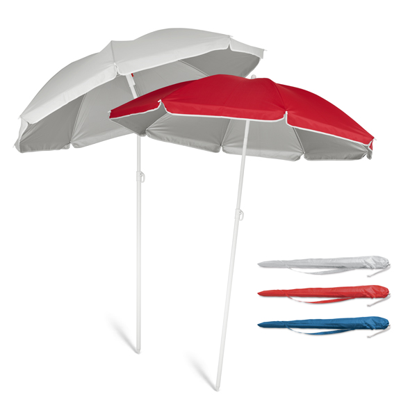 Sombrillas de playa plegables en rojo y blanco junto a tres fundas recogidas de distintos colores.