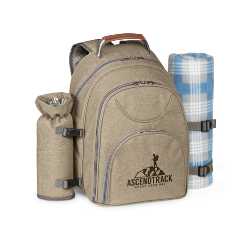 Mochila de picnic beige con compartimento para botella y manta a cuadros azules lista para excursión.