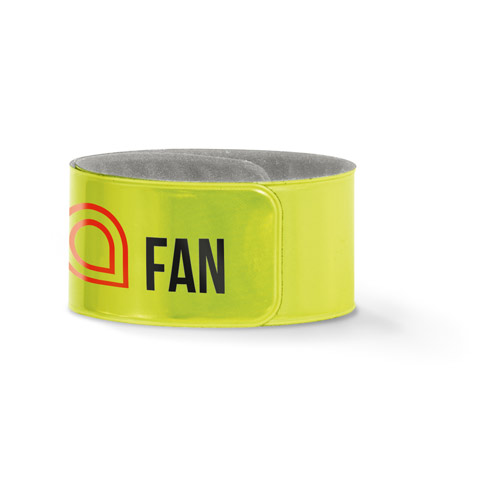 pulsera reflectante amarilla con el texto FAN y logo sobre fondo blanco
