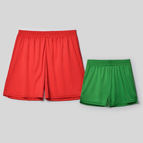 Dos pantalones cortos deportivos, uno rojo y otro verde, sobre fondo claro