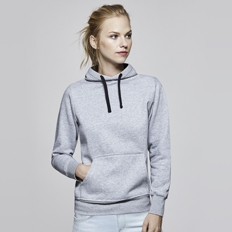 Mujer joven rubia con sudadera con capucha gris claro sobre fondo neutro.