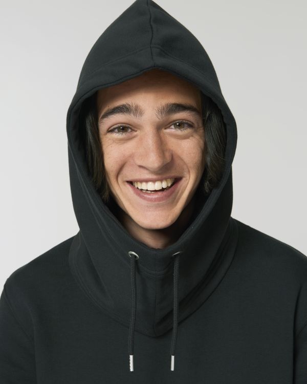 Joven sonriente con sudadera de capucha negra sobre fondo claro