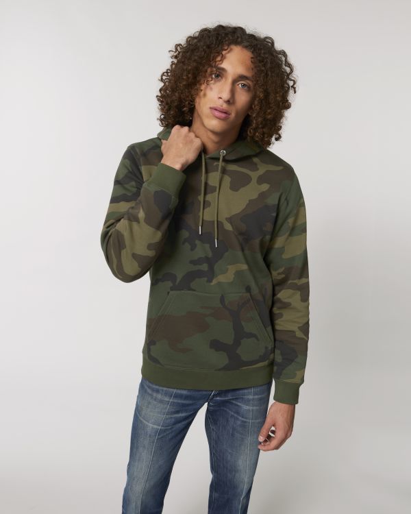 Hombre joven con sudadera de camuflaje y vaqueros sobre fondo blanco