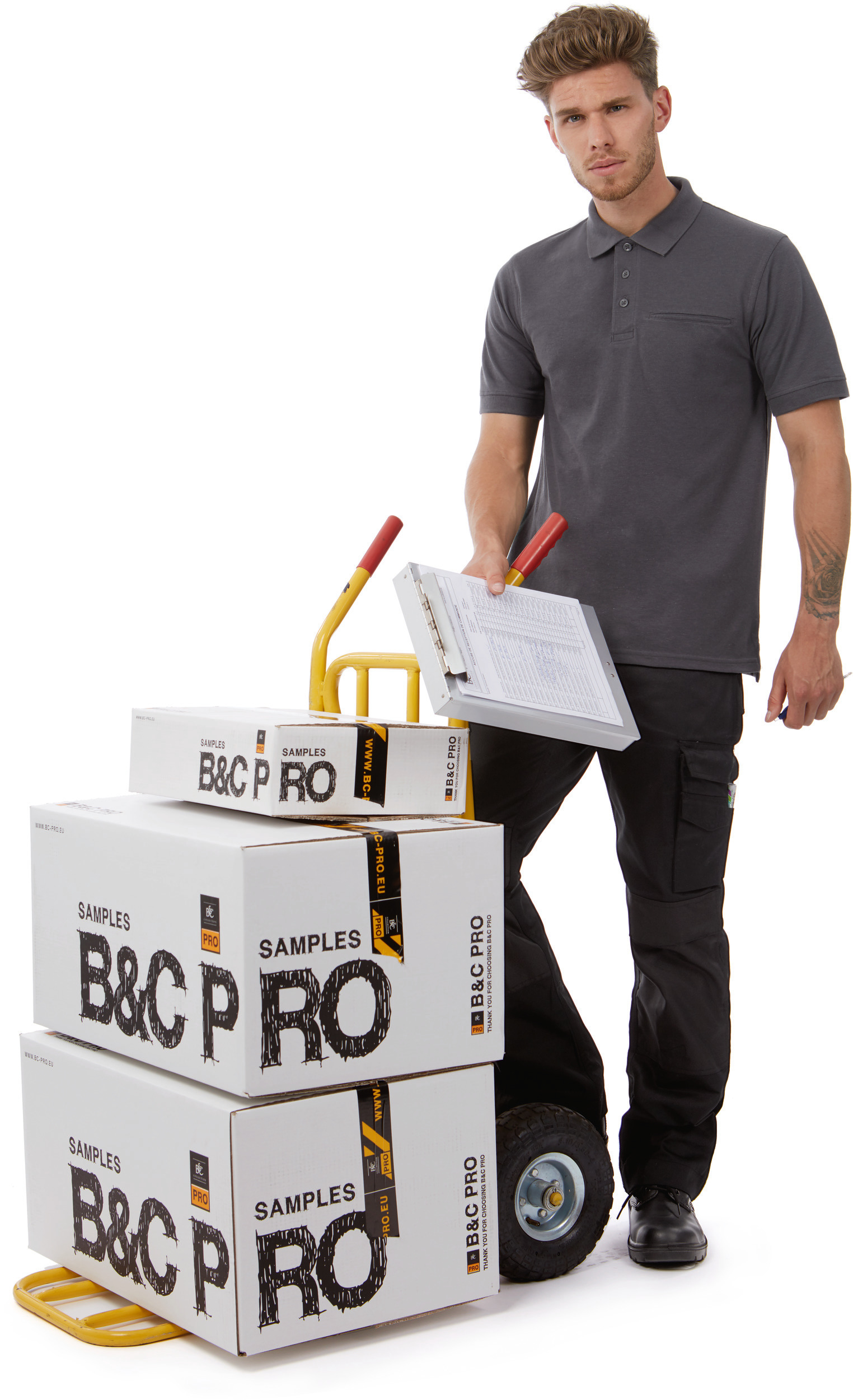 Hombre con carretilla transportando cajas de muestras B&C PRO y revisando un albarán.