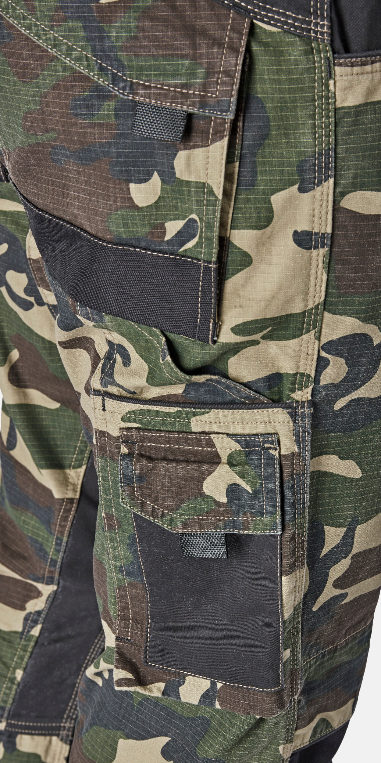 Detalle de pantalones tipo cargo con estampado militar y bolsillos laterales