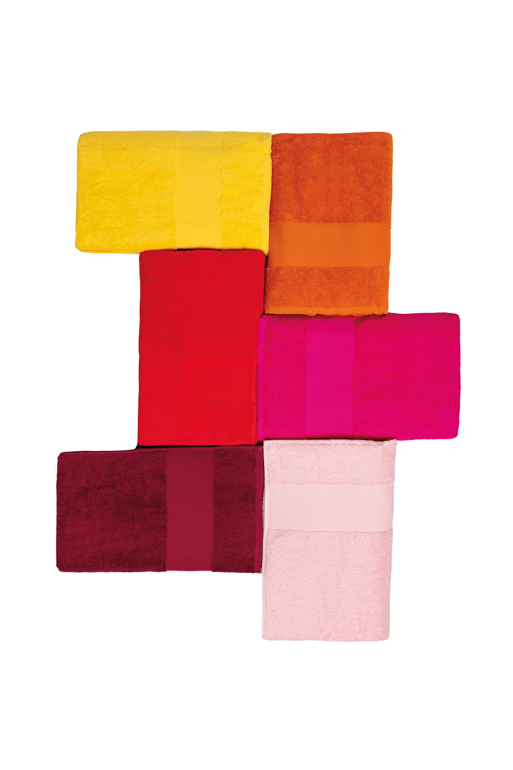 toallas de colores (amarillo, naranja, rojo, fucsia, granate y rosa claro) apiladas en mosaico sobre fondo blanco