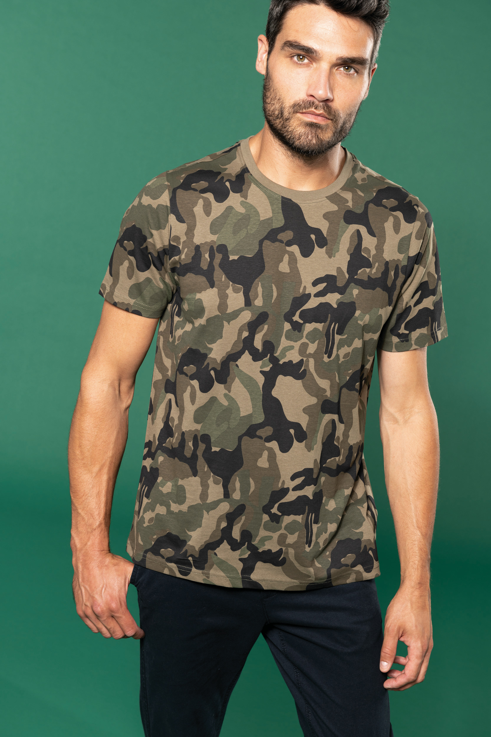 hombre con camiseta de camuflaje sobre fondo verde
