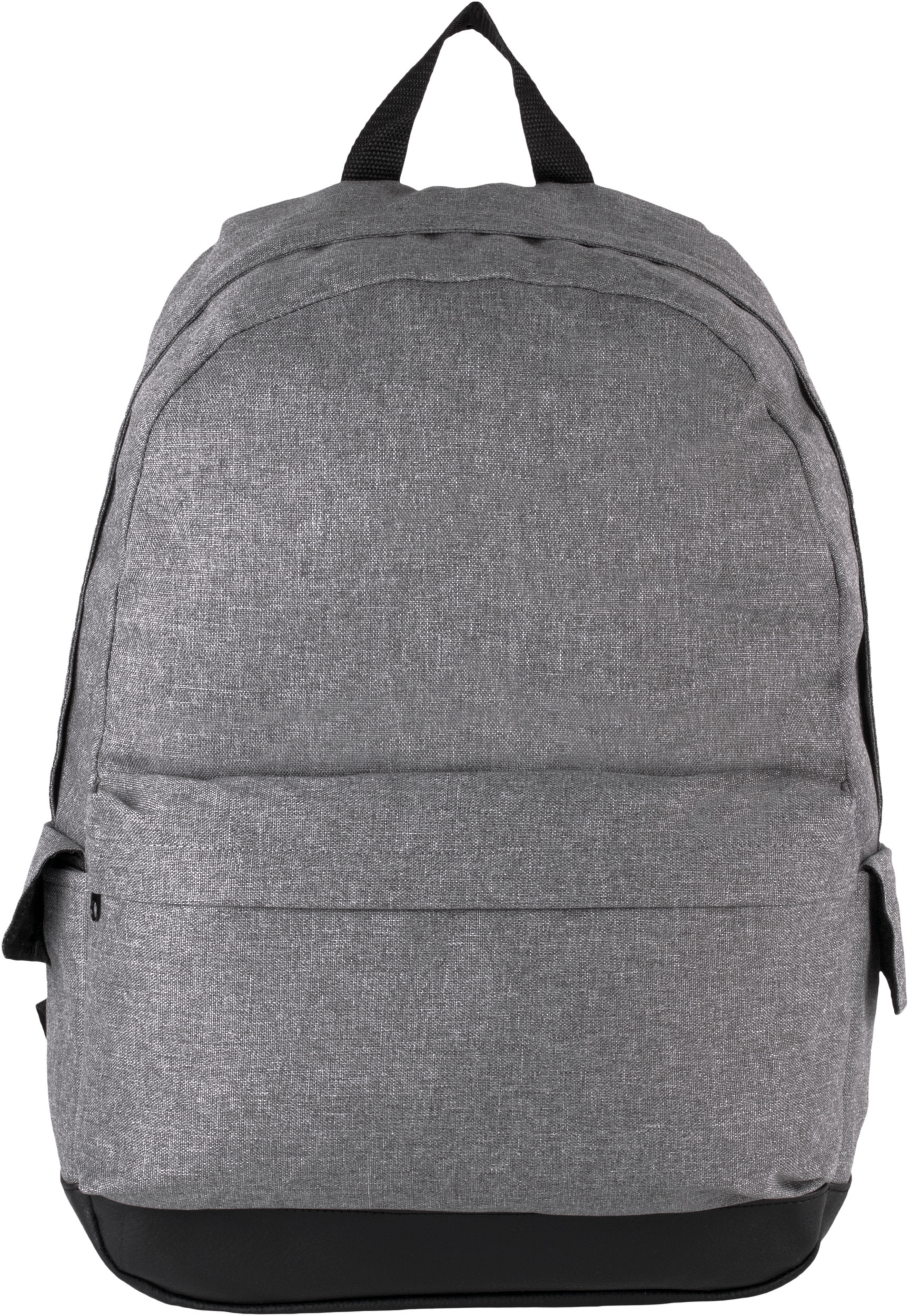 mochila gris de tela con bolsillo delantero y base negra sobre fondo blanco