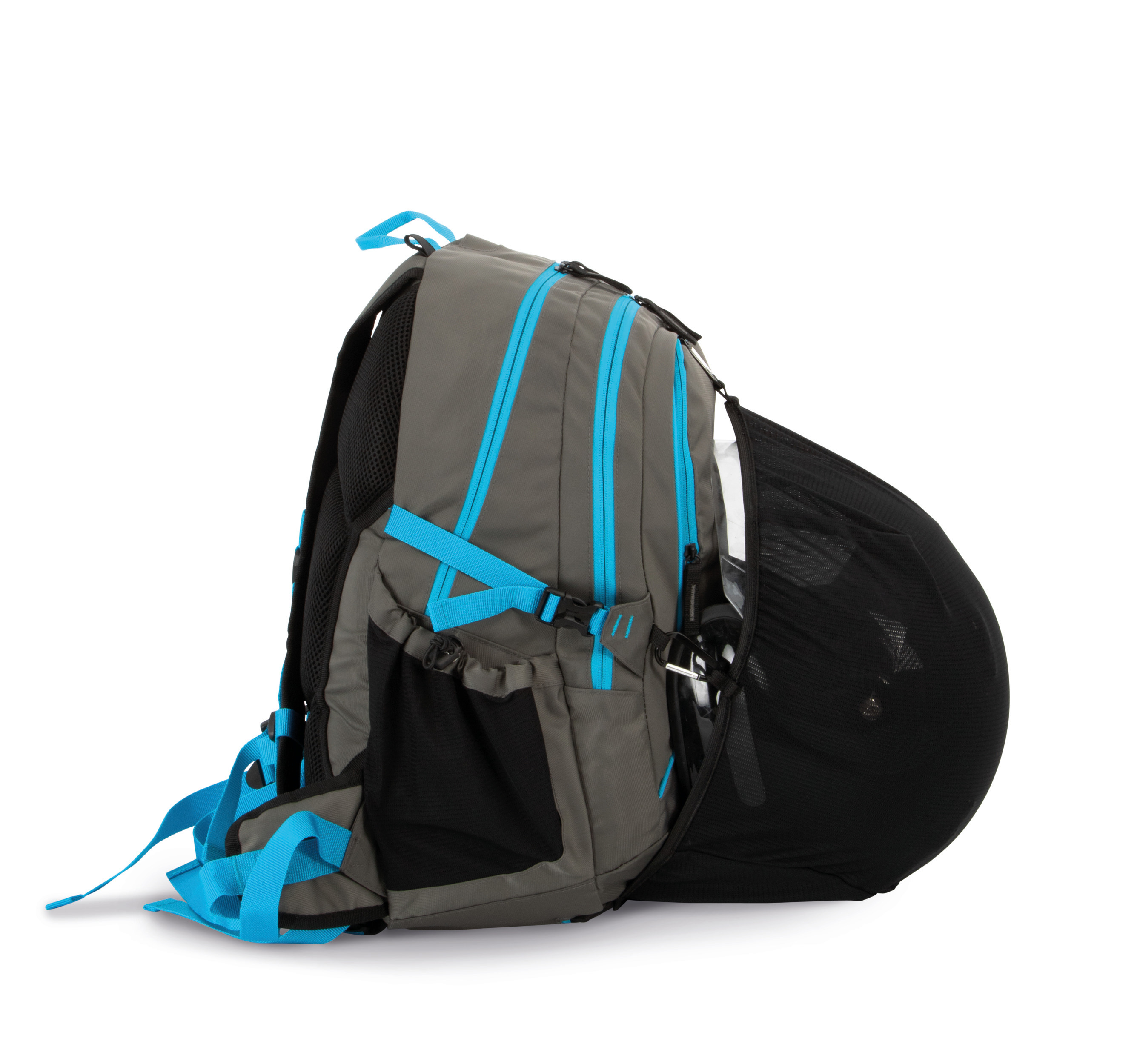 mochila de trekking gris con cremalleras azules y casco guardado en bolsillo de malla lateral