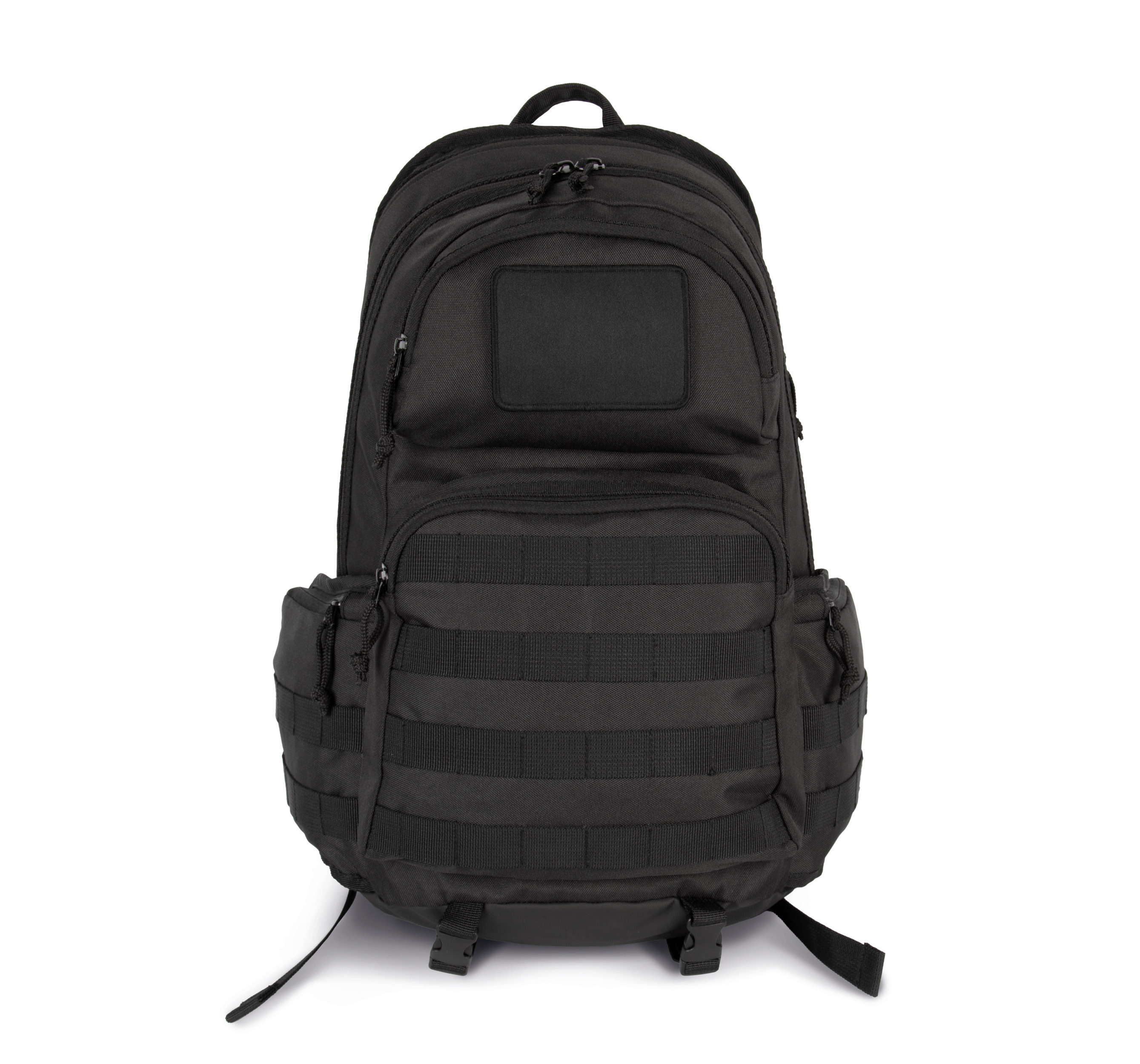 Mochila táctica negra con varios compartimentos y cintas MOLLE sobre fondo blanco