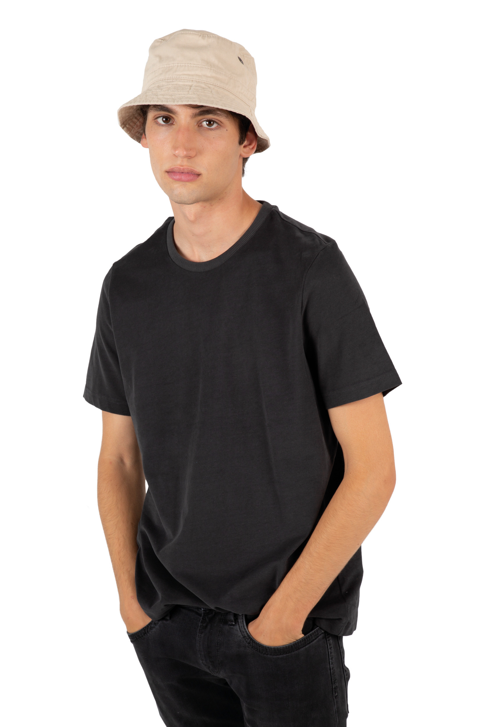 joven con camiseta negra y sombrero tipo pescador en fondo blanco