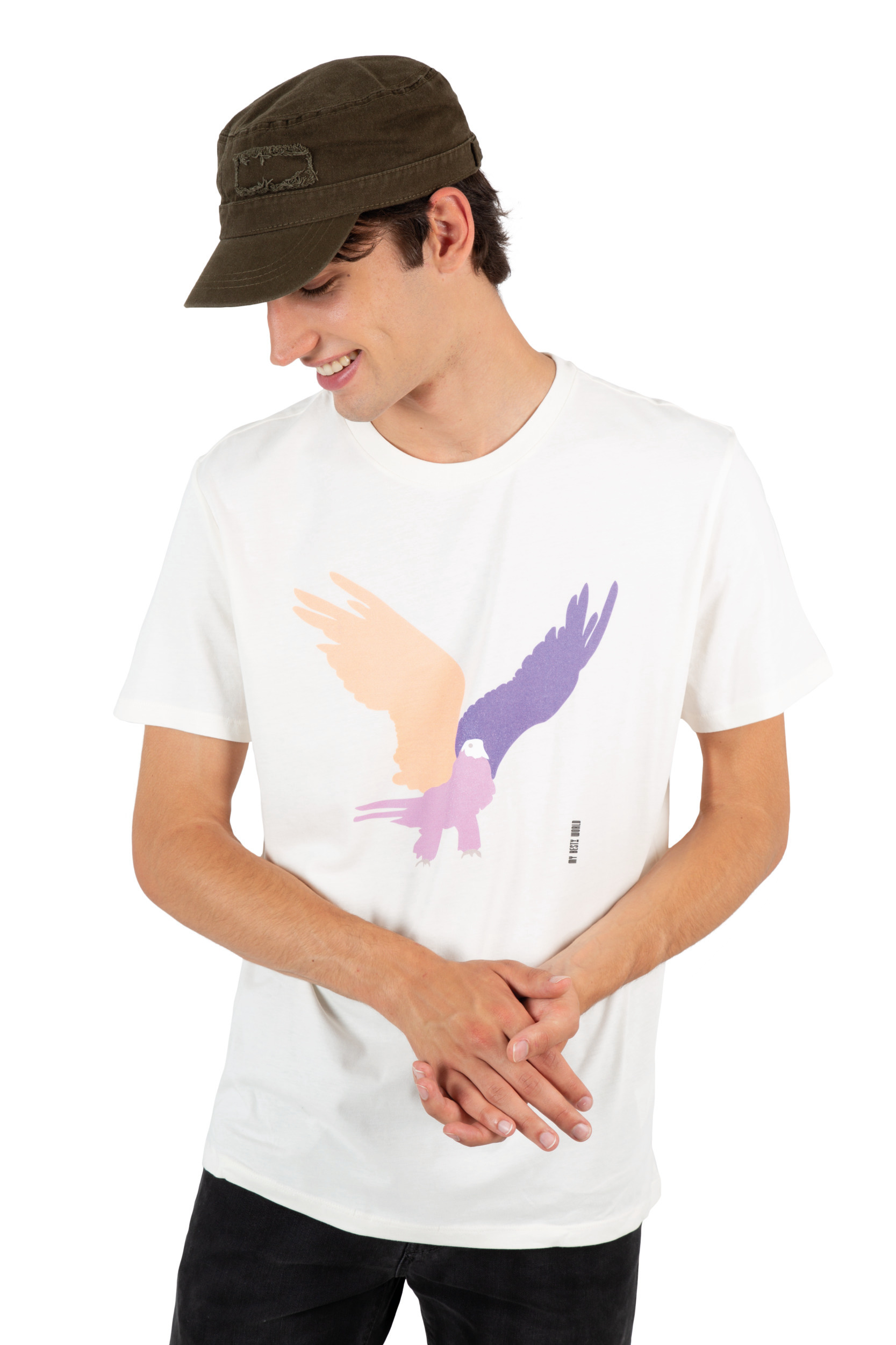 hombre con gorra militar verde y camiseta blanca estampada con un ave de colores alzando el vuelo