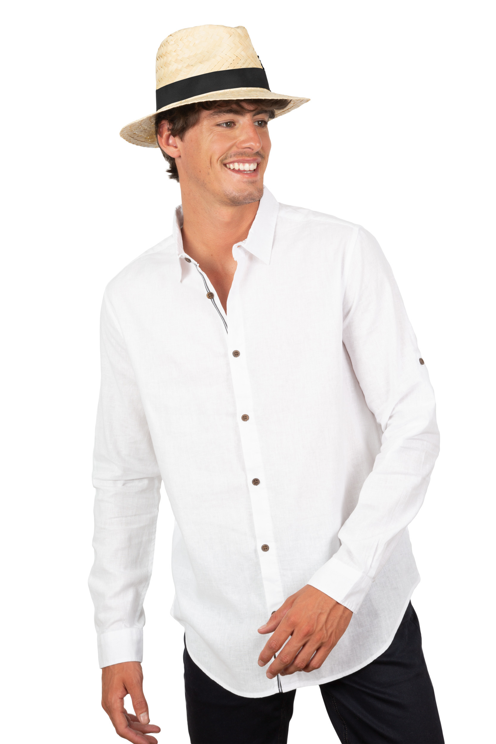 Hombre sonriente con sombrero de paja y camisa blanca de lino sobre fondo blanco.