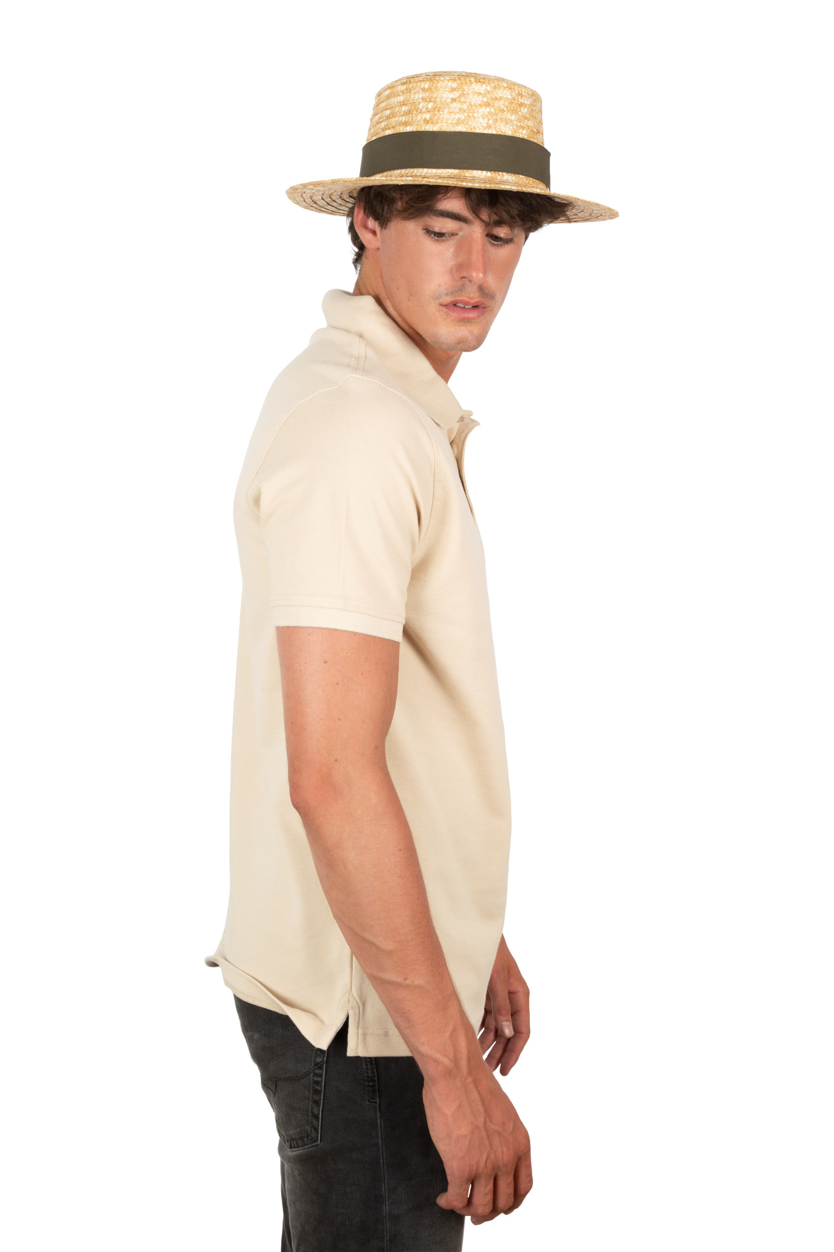 Hombre joven de perfil con polo beige y sombrero de paja tipo canotier sobre fondo blanco