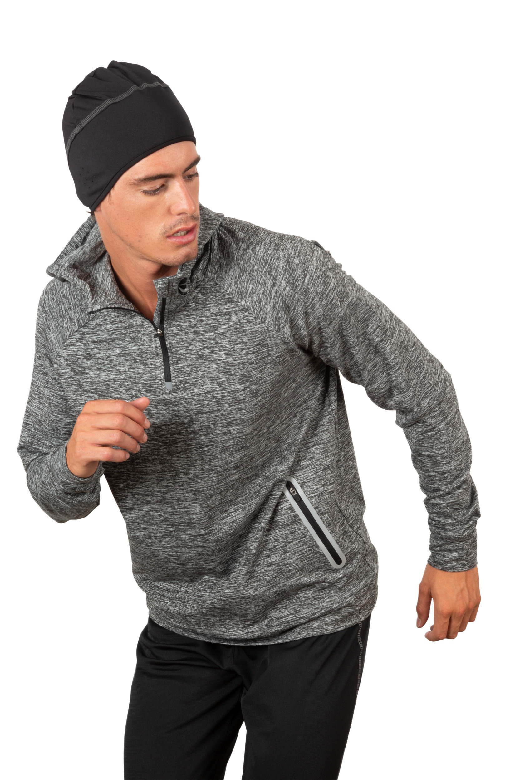 Hombre con sudadera deportiva gris y gorro negro en postura de carrera sobre fondo blanco