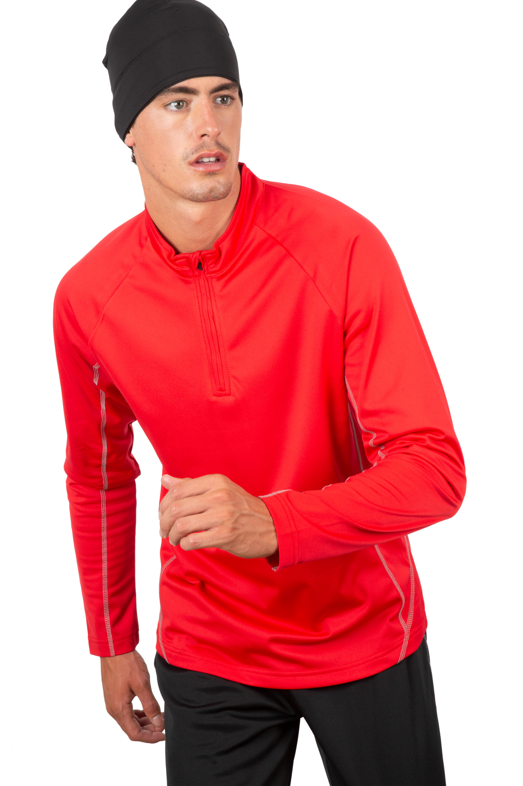 Hombre con camiseta deportiva roja de manga larga, gorro negro y pantalón oscuro en posición de carrera sobre fondo blanco