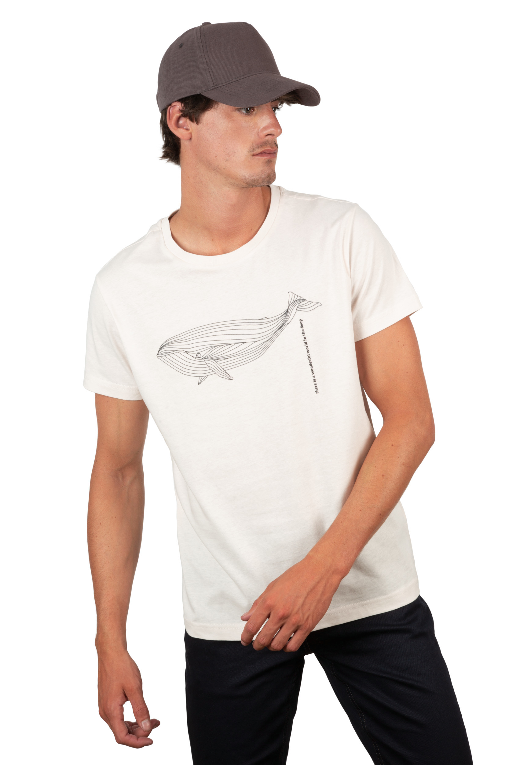 Hombre joven con gorra oscura y camiseta blanca con dibujo lineal de una ballena.