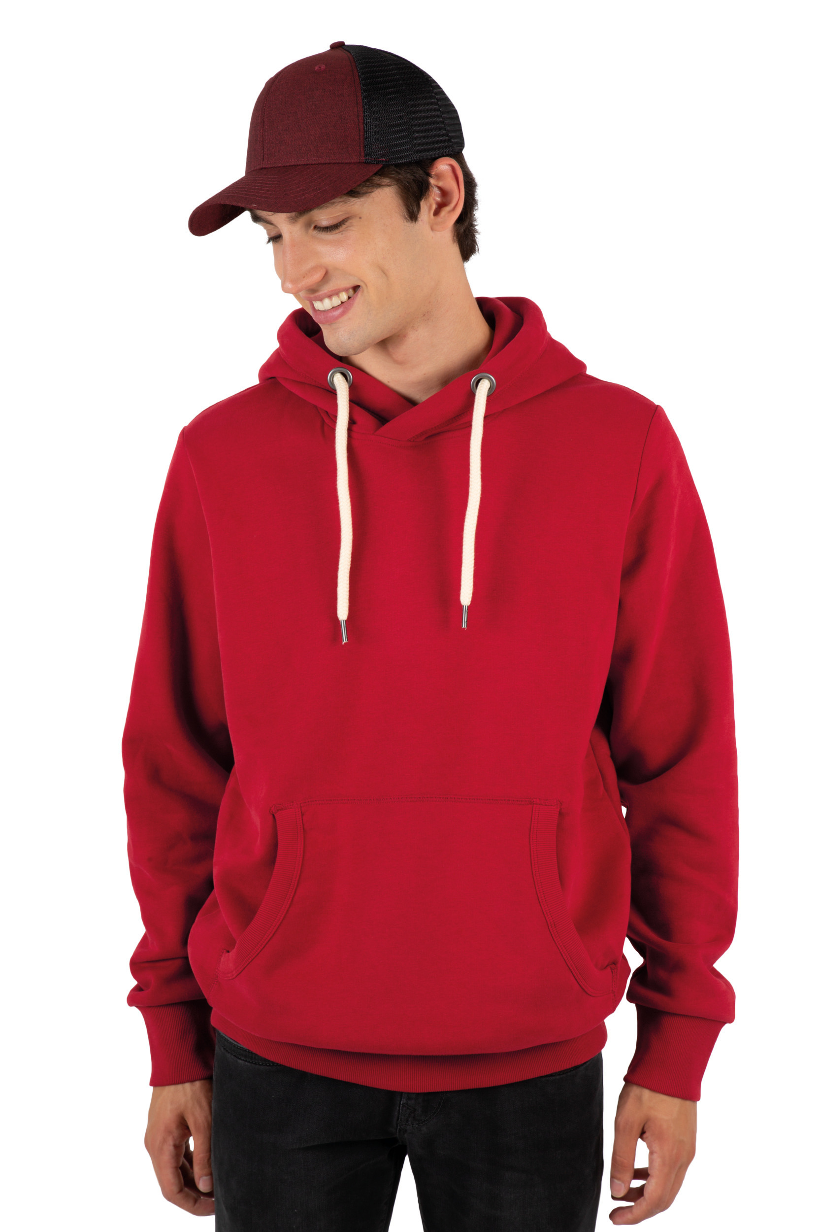 Hombre joven con sudadera roja con capucha y gorra de béisbol sobre fondo blanco