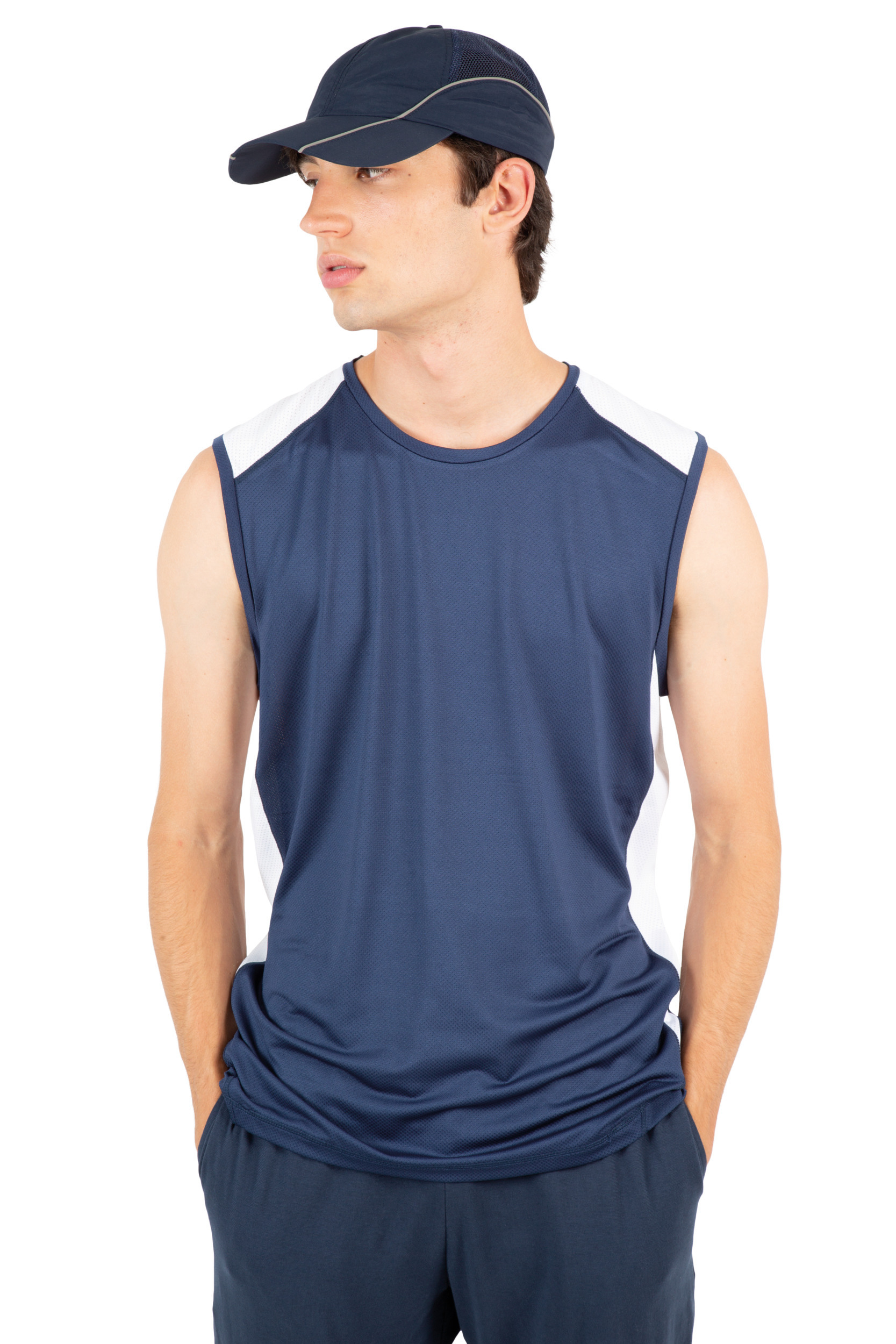 Hombre joven con gorra y camiseta sin mangas deportivas azul marino sobre fondo blanco.