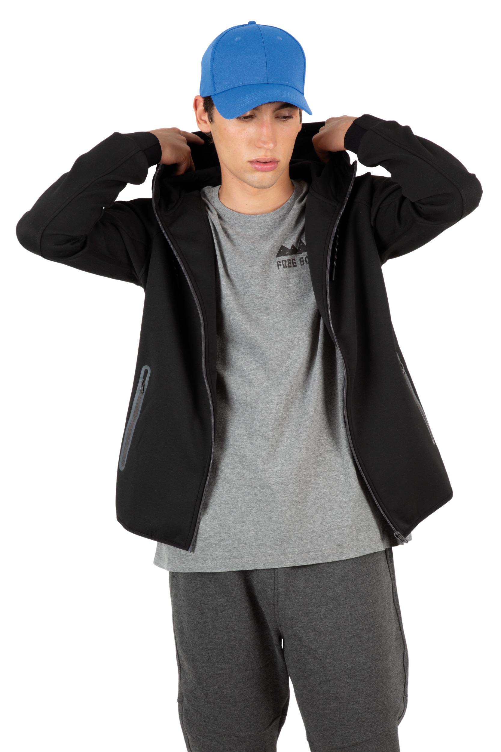 hombre joven con gorra azul ajustándose la capucha de una sudadera negra sobre camiseta gris