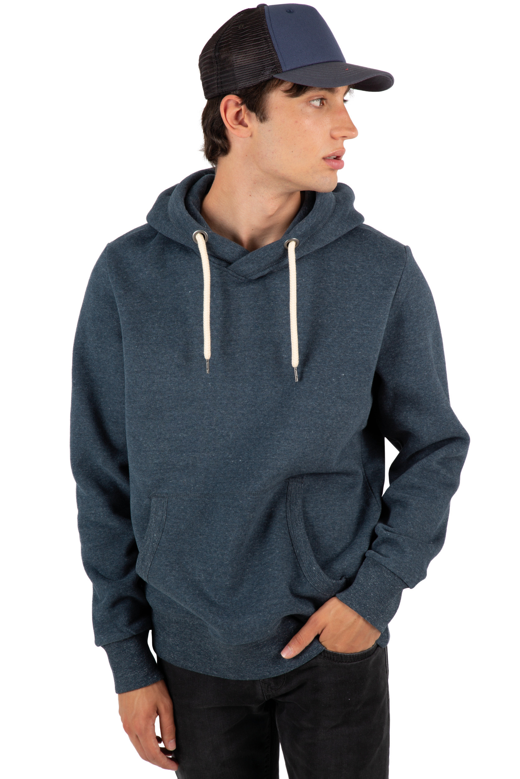 Hombre joven con gorra de rejilla y sudadera azul marino con capucha mirando de perfil.