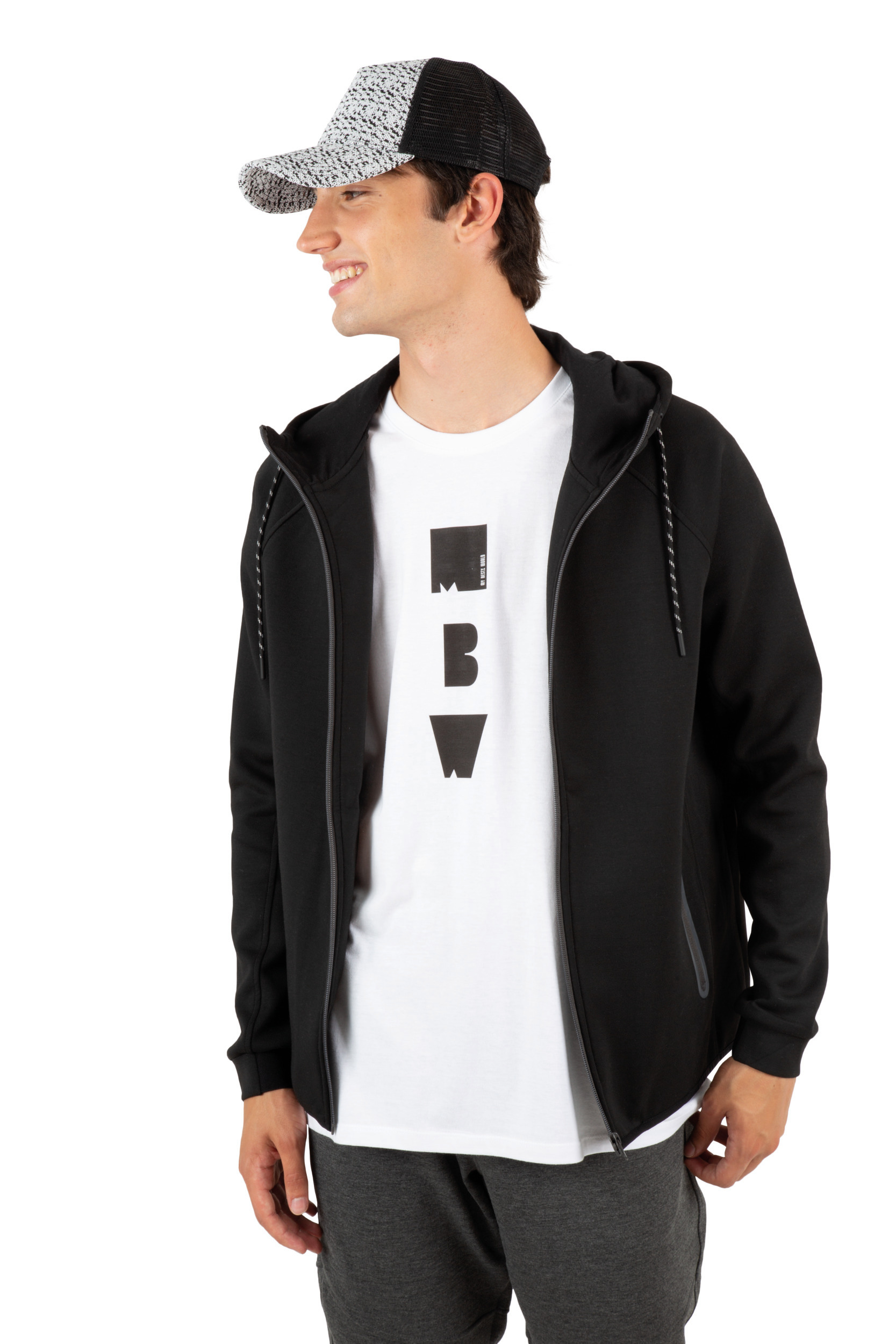 Hombre con gorra negra y gris, sudadera negra abierta y camiseta blanca con logo MBW