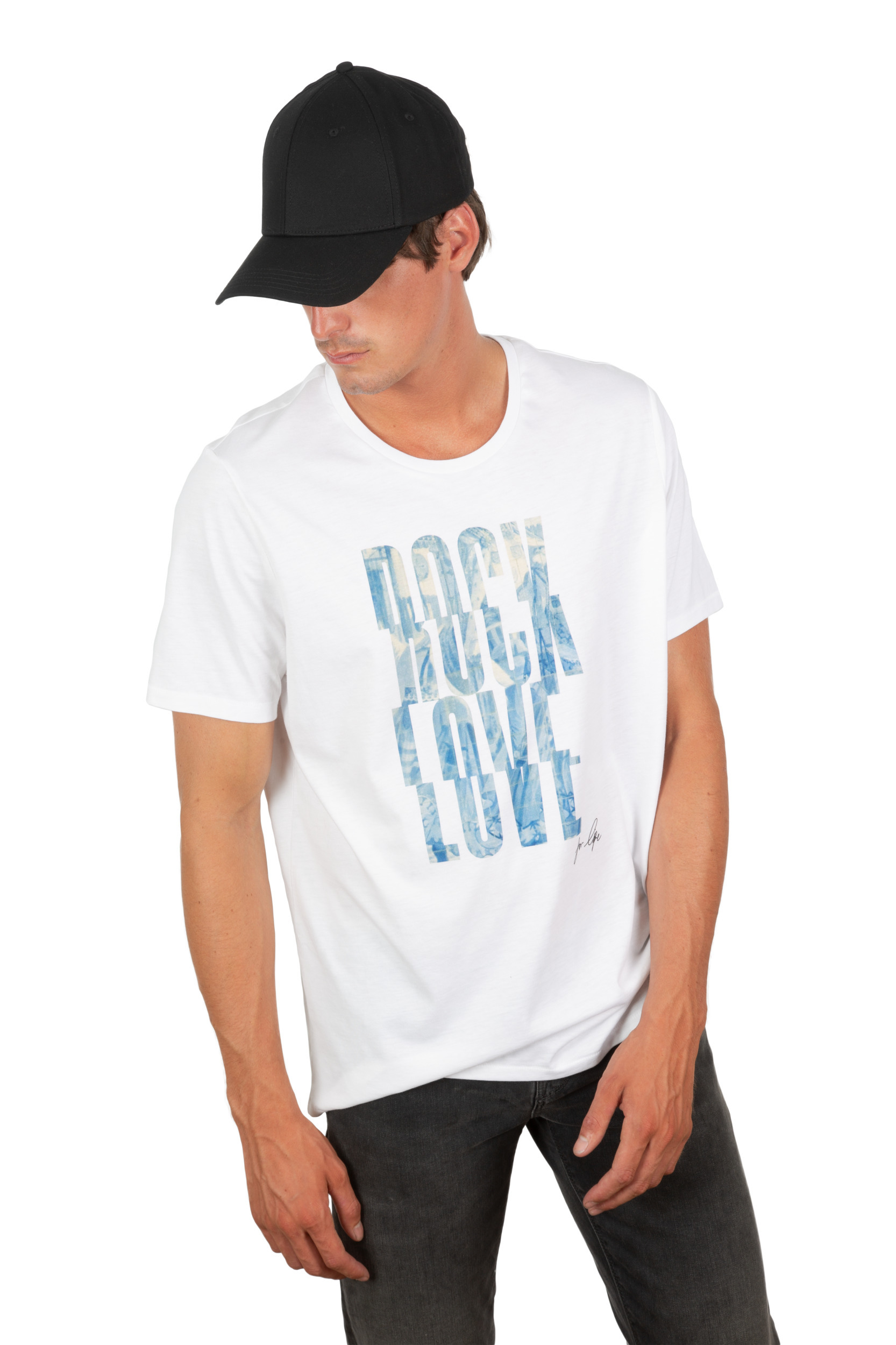 hombre joven con gorra negra y camiseta blanca con estampado de letras azules estilo veraniego