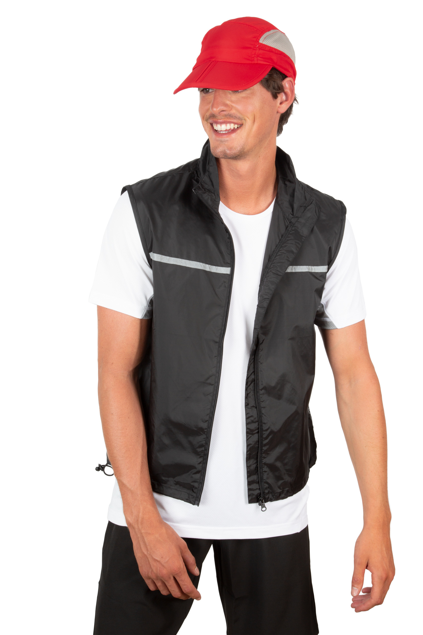 Hombre sonriente con gorra roja y chaleco deportivo negro sobre camiseta blanca