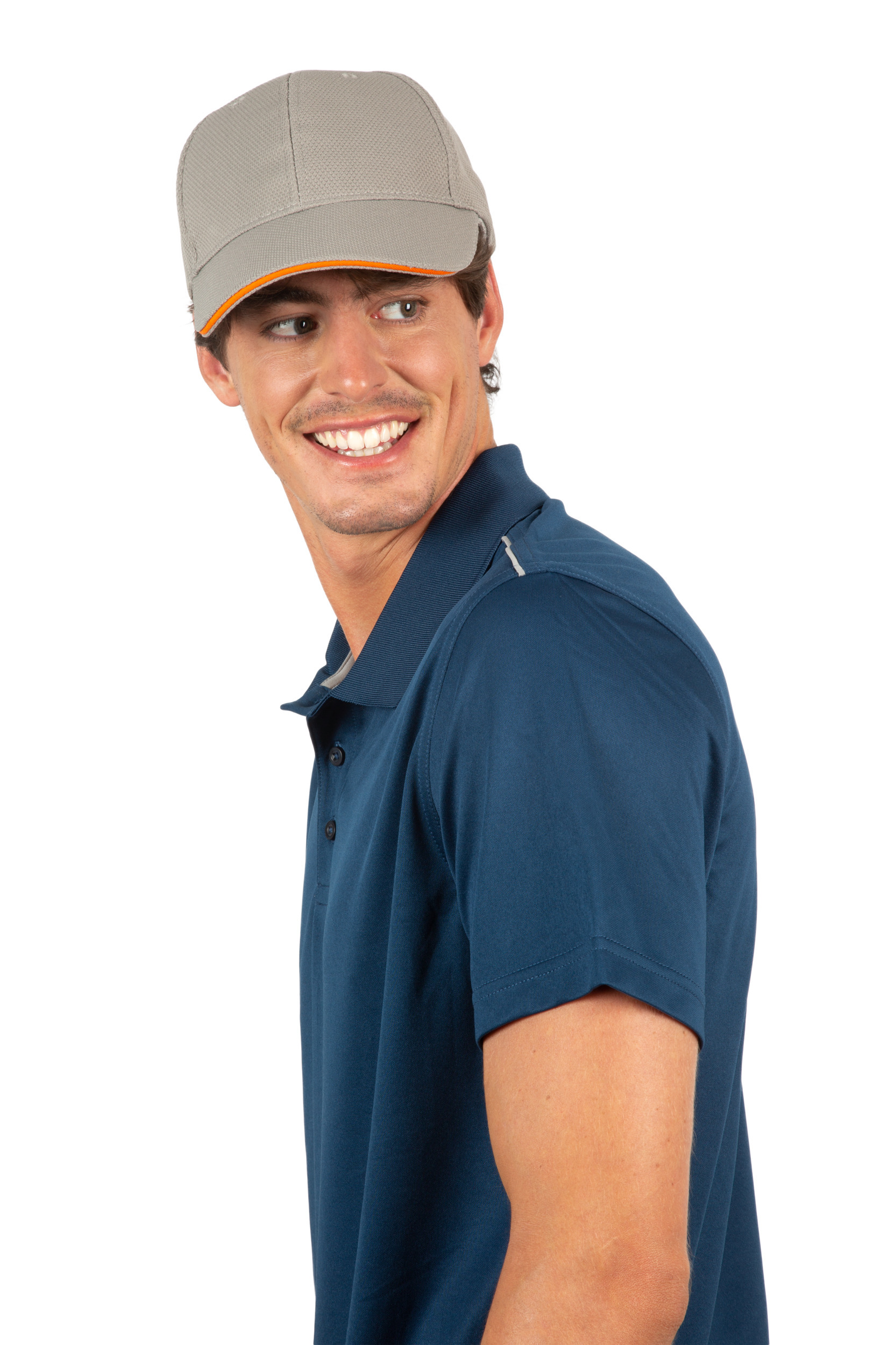 Hombre joven sonriente con gorra gris y polo azul sobre fondo blanco.
