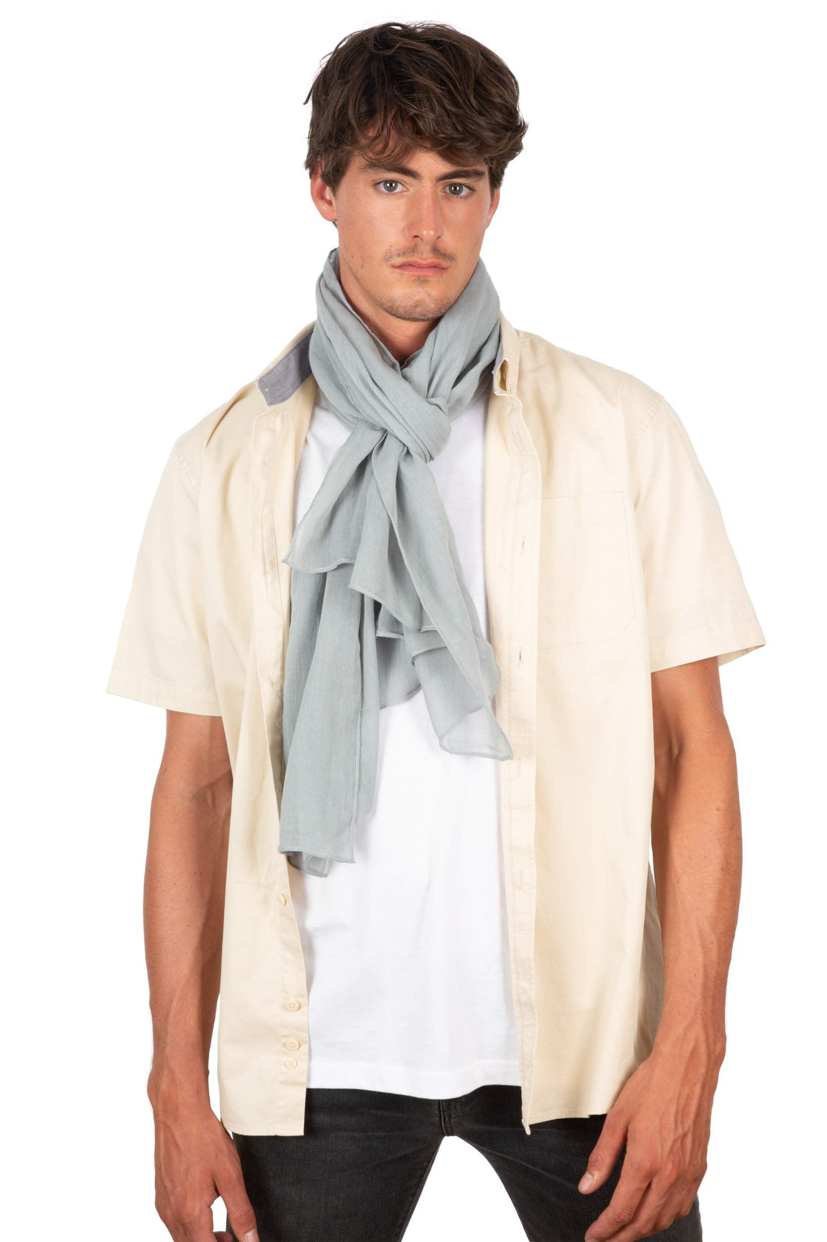Hombre con camiseta blanca, camisa beige de manga corta y bufanda gris claro sobre fondo blanco