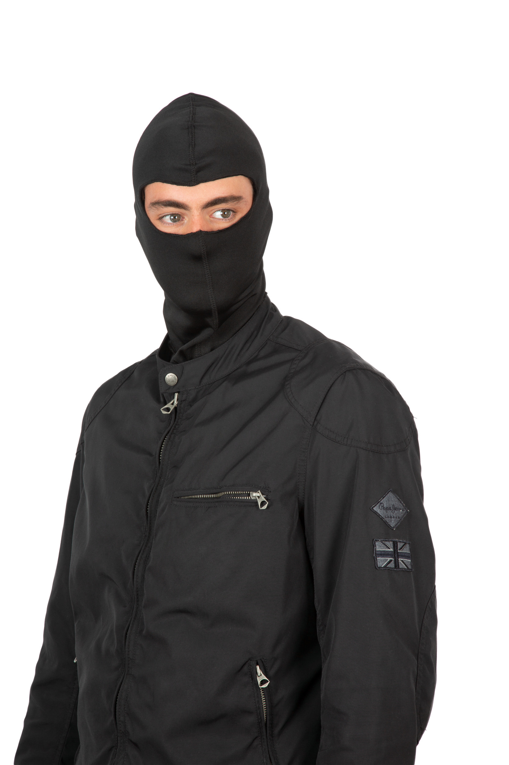 Hombre con pasamontañas negro y chaqueta con parche de la bandera británica