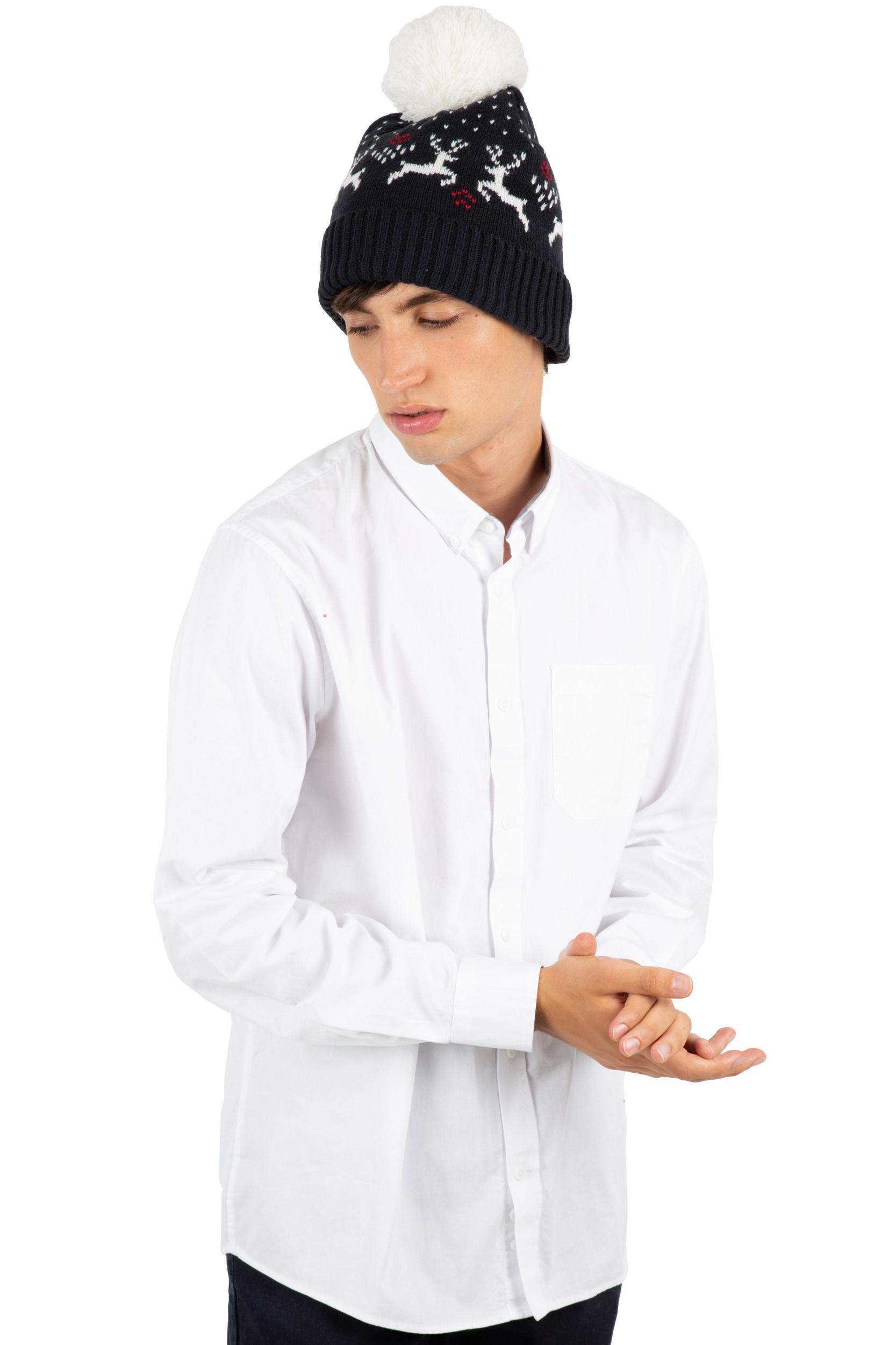 hombre joven con camisa blanca y gorro de lana negro con renos y pompón blanco