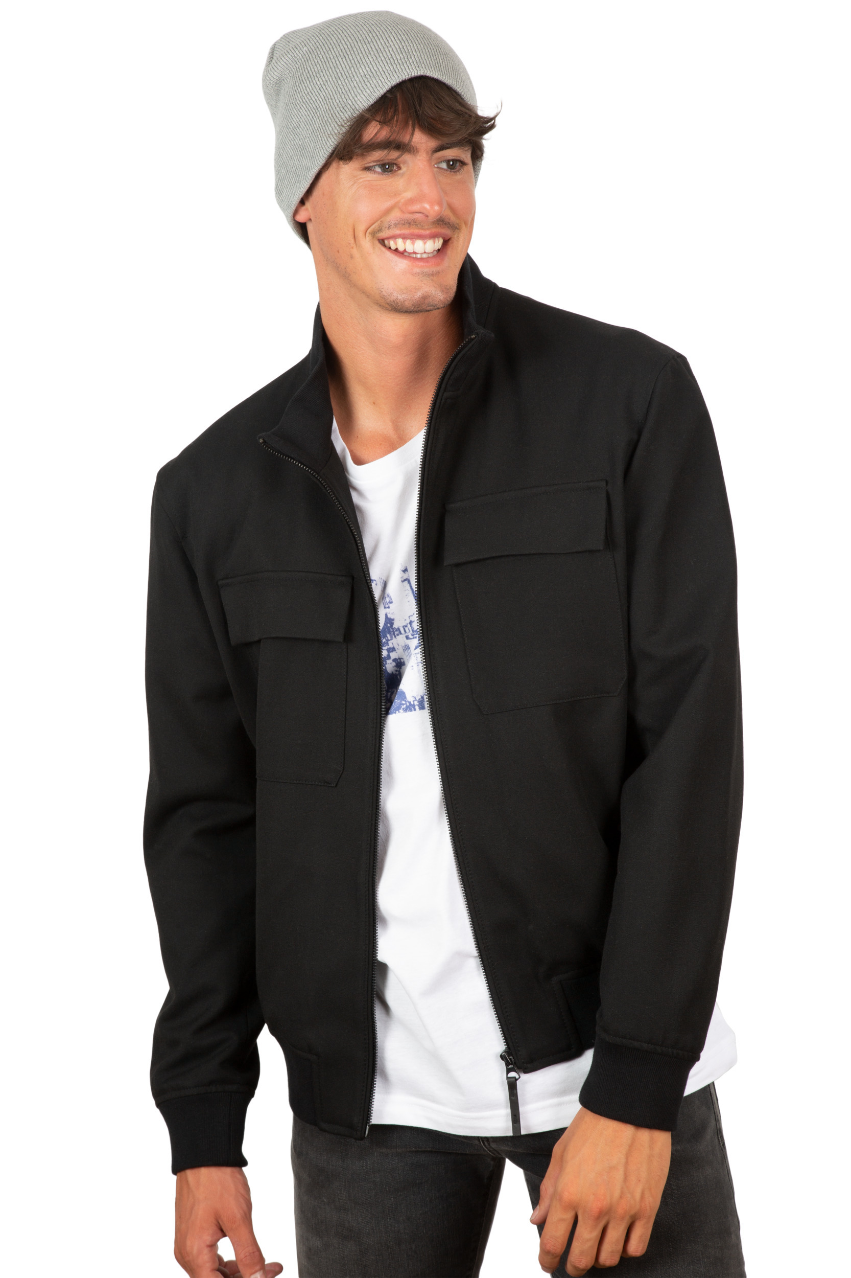 Hombre sonriente con cazadora negra de cremallera estilo bomber y gorro de punto gris.