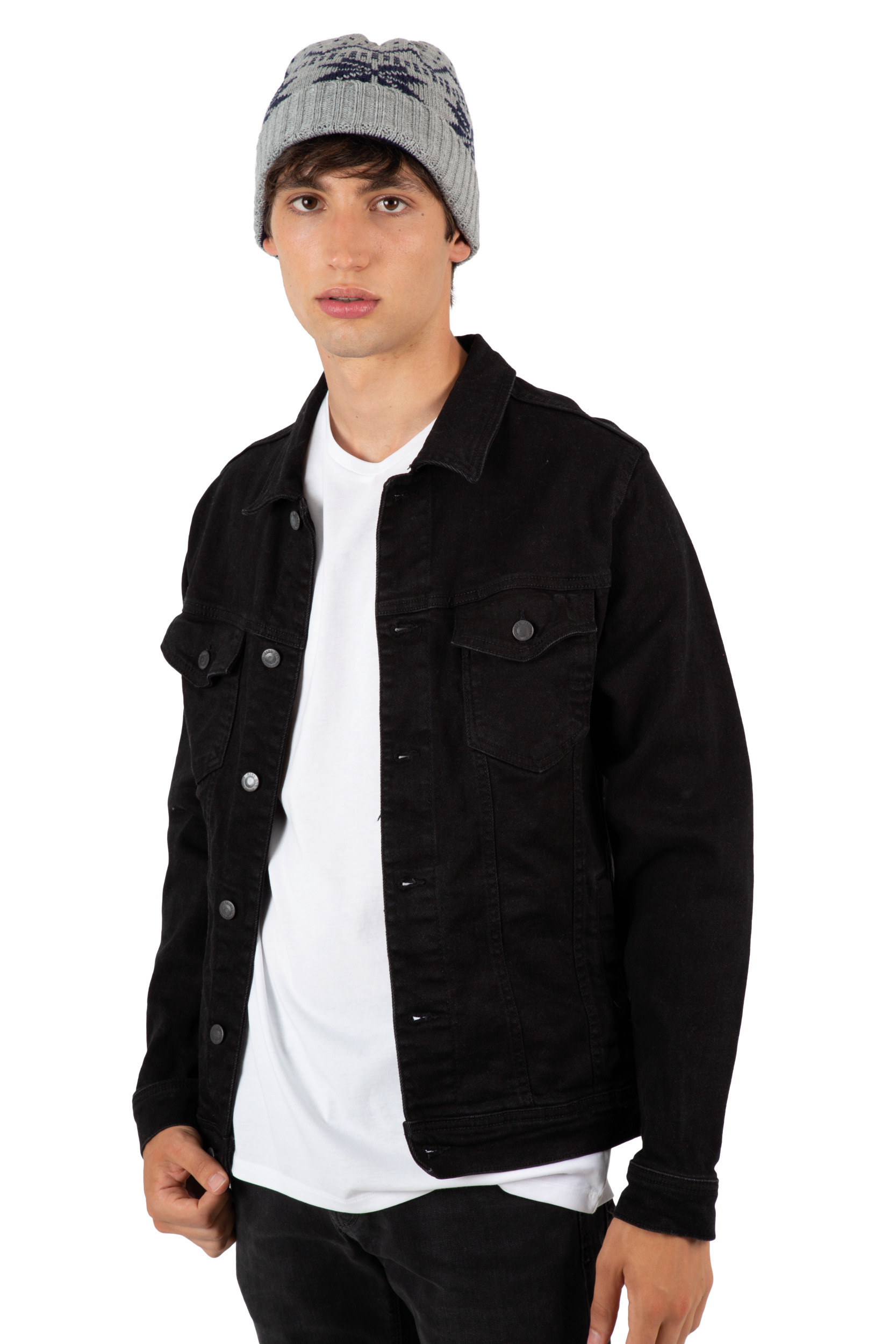 Joven con gorro de punto gris y chaqueta vaquera negra sobre fondo blanco