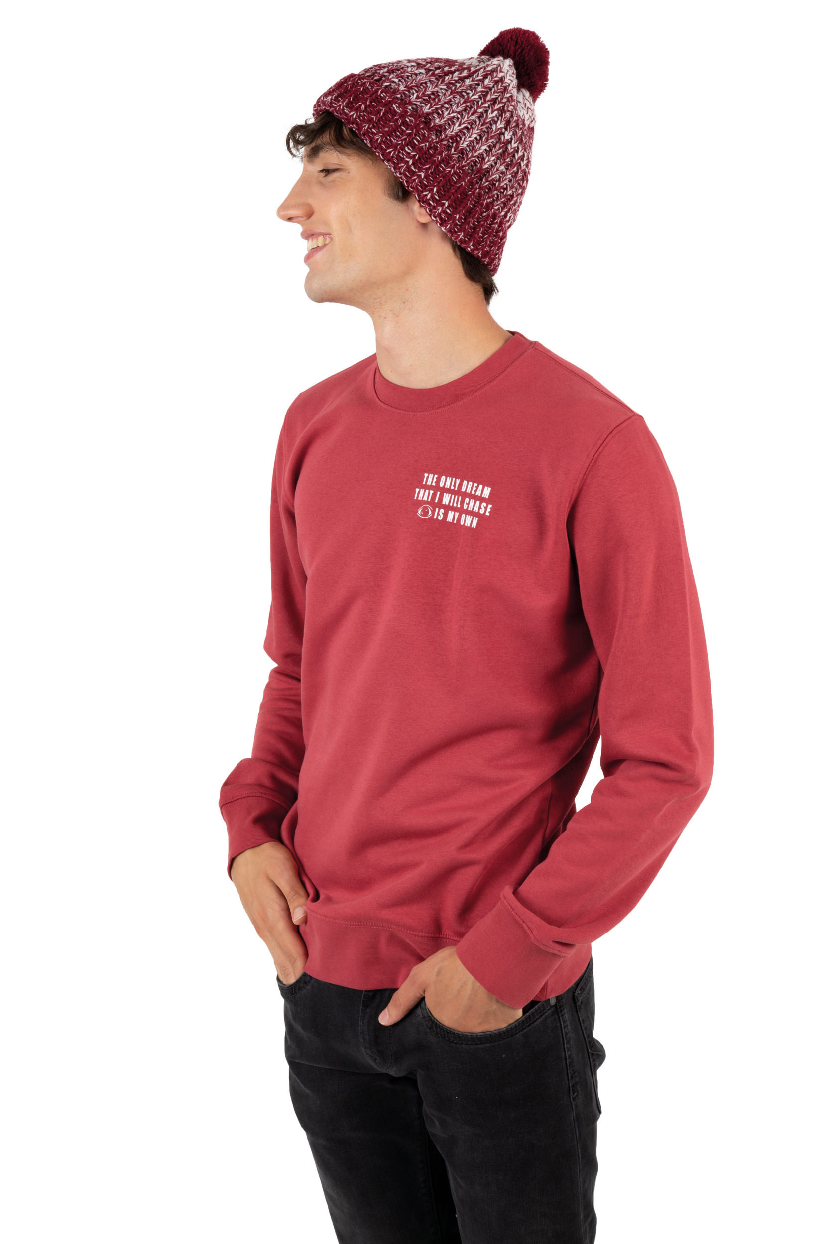 hombre joven de perfil con gorro de punto rojo y sudadera granate sobre fondo blanco