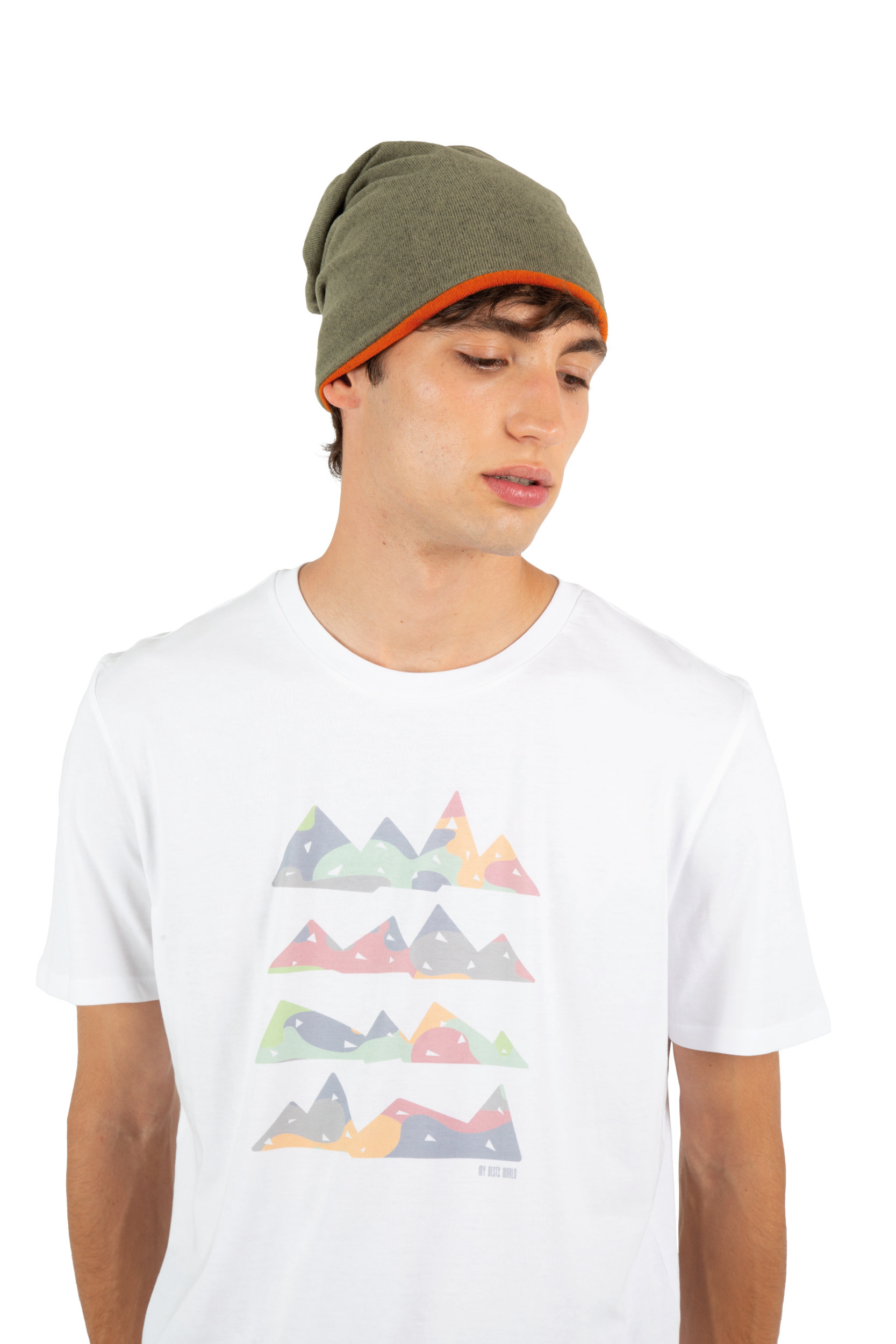 Hombre joven con gorro verde oliva de borde naranja y camiseta blanca con estampado geométrico de montañas sobre fondo blanco