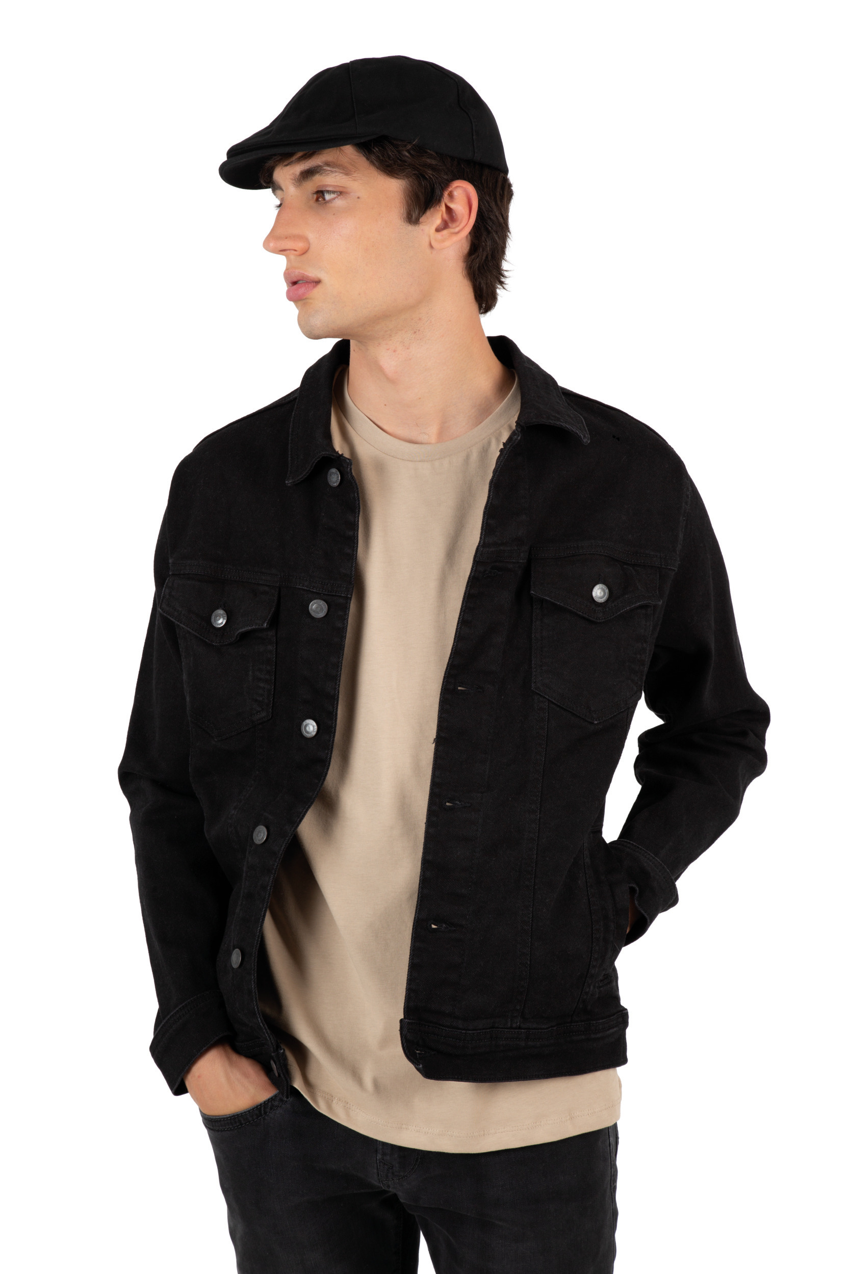 Modelo con cazadora vaquera negra, camiseta beige y gorra plana sobre fondo blanco