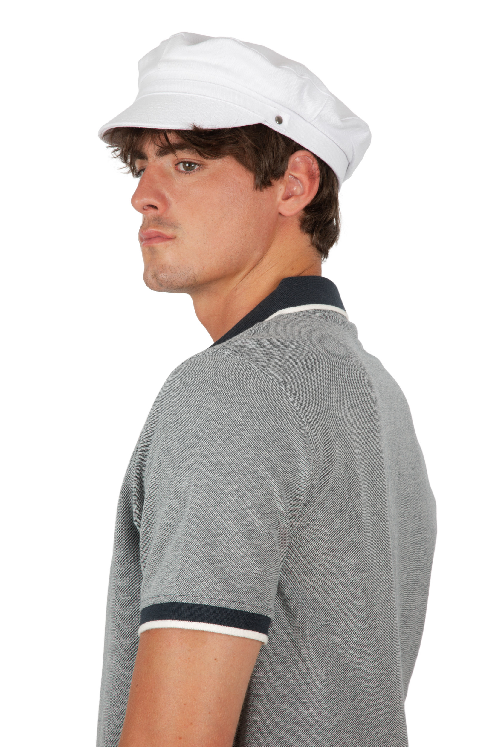 hombre joven de perfil con gorra blanca estilo marinero y camiseta polo gris