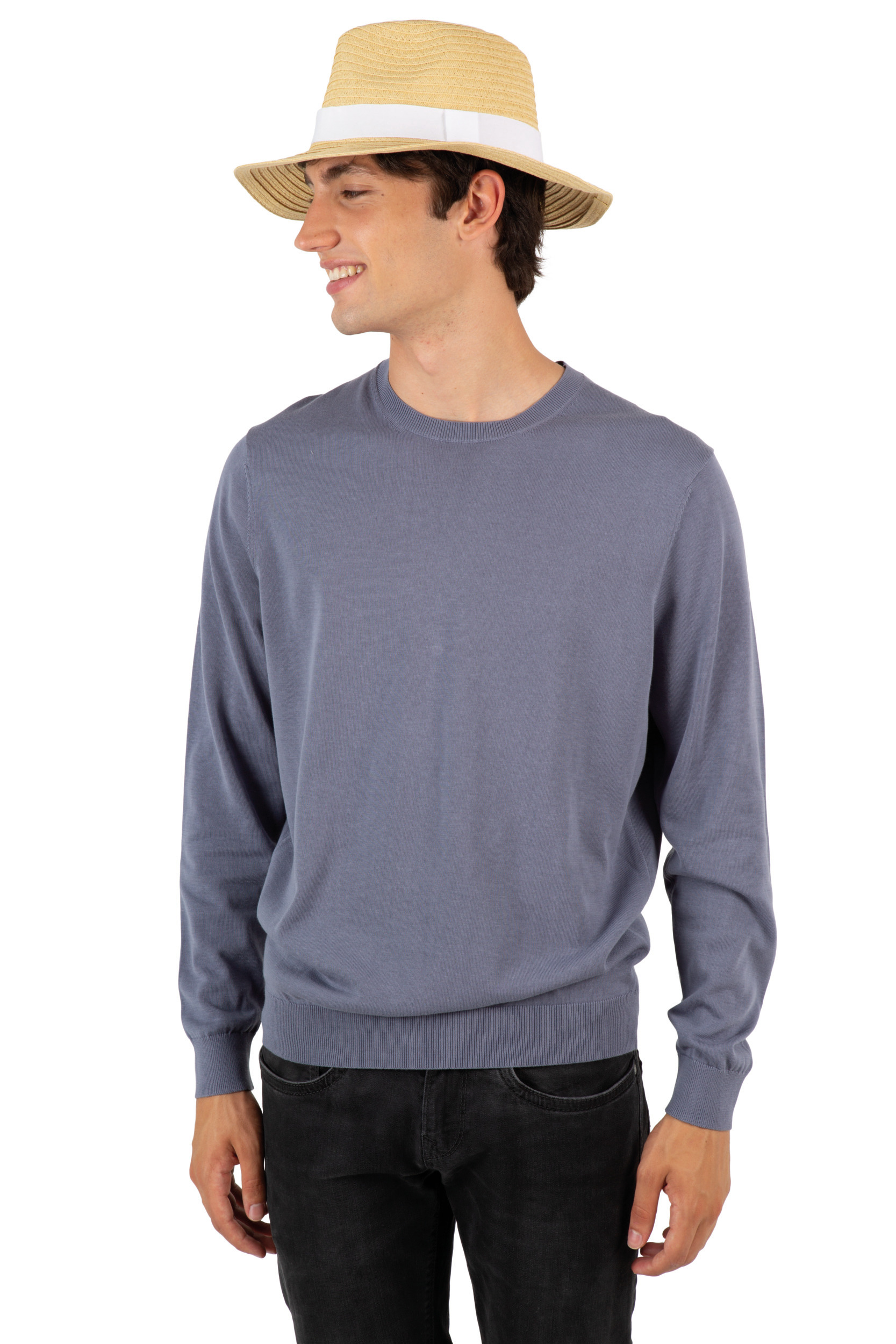 hombre con sombrero de paja y jersey azul de punto en fondo blanco looking aside