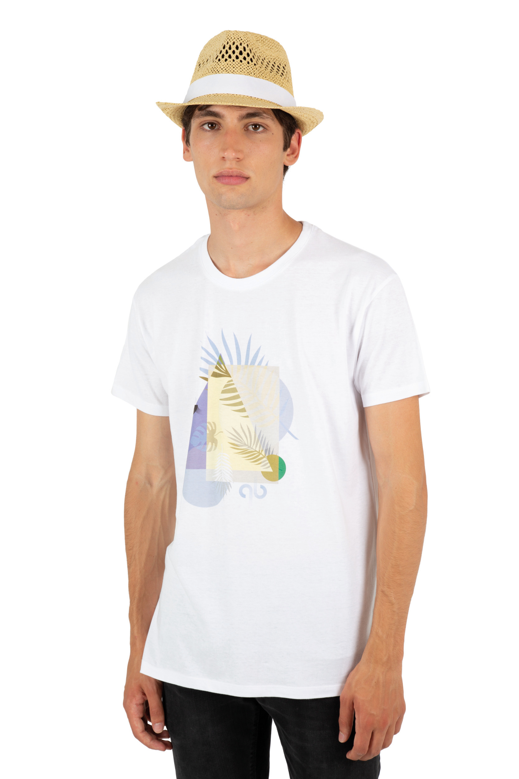 Hombre joven con sombrero de paja y camiseta blanca con estampado geométrico sobre fondo blanco.