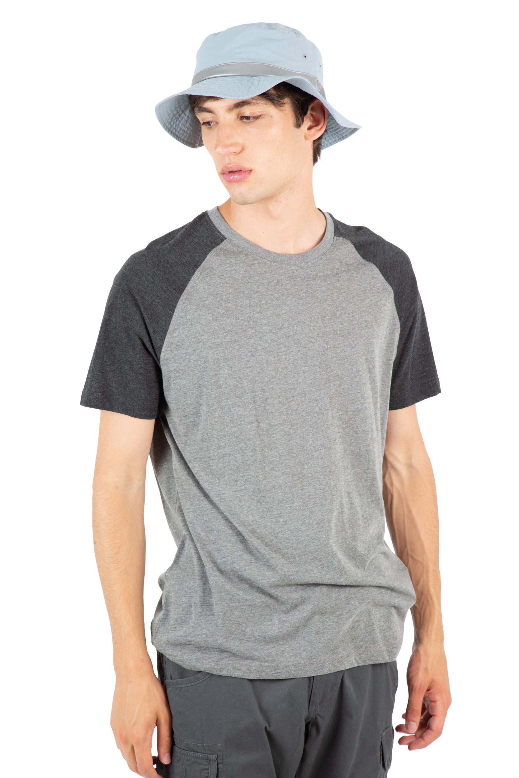 hombre joven con sombrero de pescador y camiseta gris de mangas oscuras sobre fondo blanco