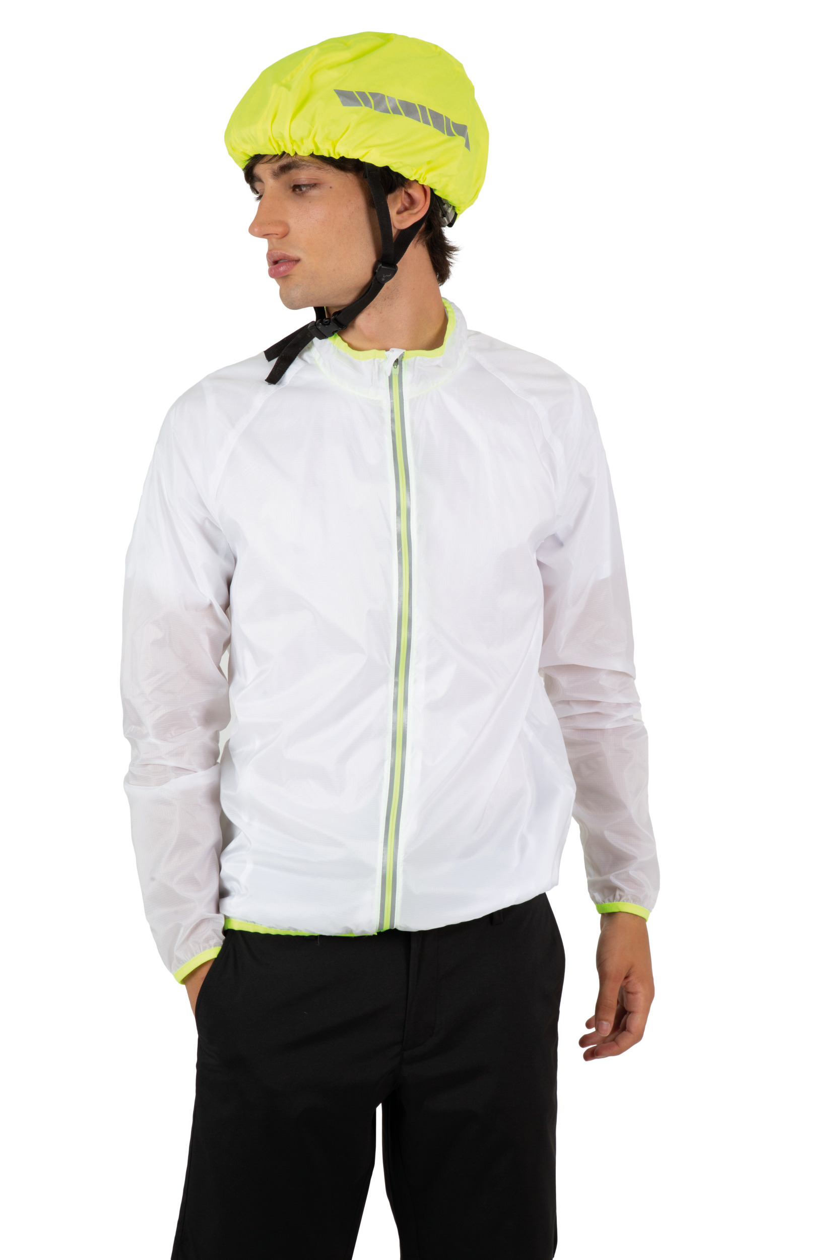 Hombre con chaqueta ligera blanca y funda reflectante amarilla en el casco para ciclismo al aire libre.