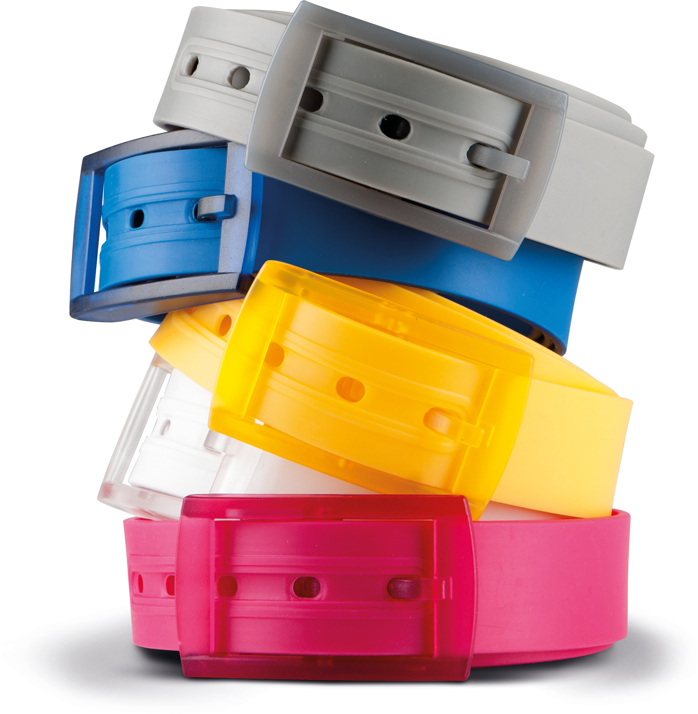 pila de cinturones de plástico de colores (gris, azul, amarillo, blanco y rosa) apilados sobre fondo blanco