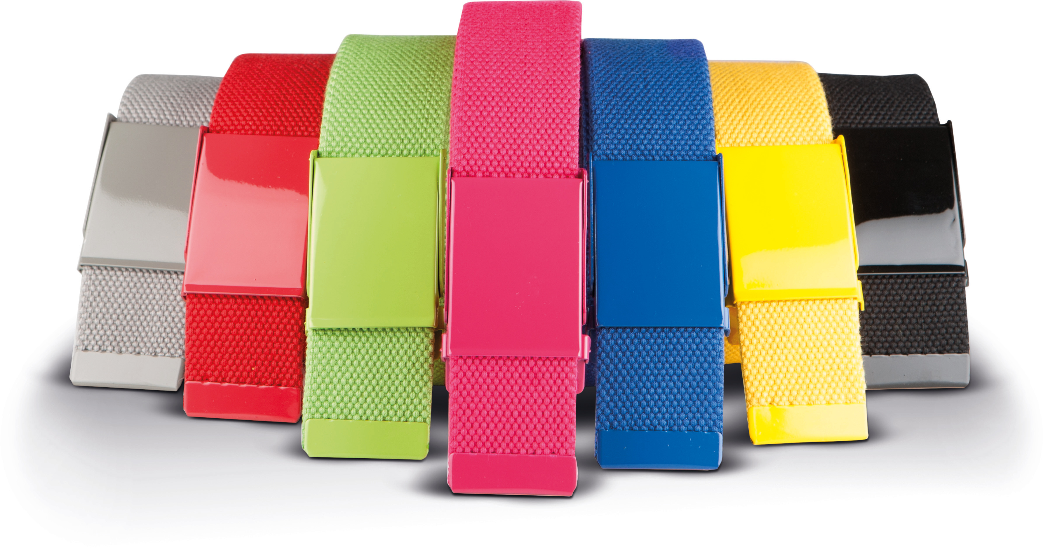 Varias cintas elásticas de colores con hebillas brillantes dispuestas en fila sobre fondo blanco